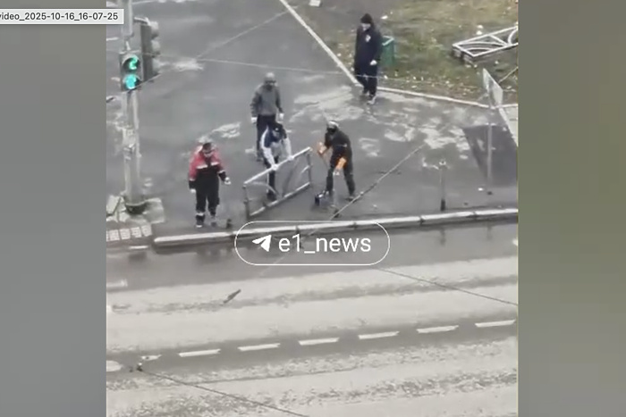 В Екатеринбурге рабочие случайно срезали нужный забор