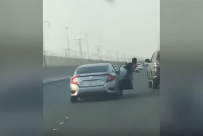 Пассажир пытался избить водителя другой машины прямо на ходу