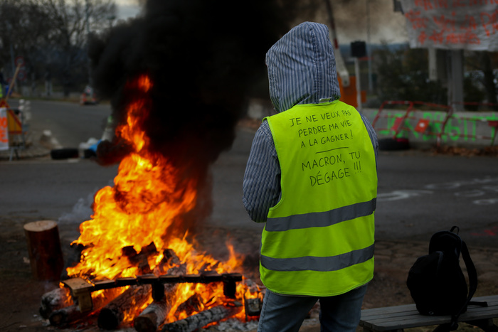 «Желтые жилеты» в центре Парижа: снова стычки и газ