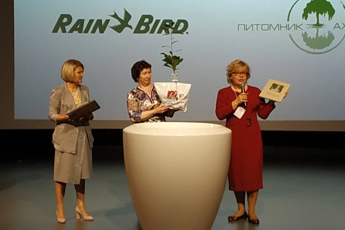 Санкт-Петербург подарил Екатеринбургу саженец дуба петровской эпохи