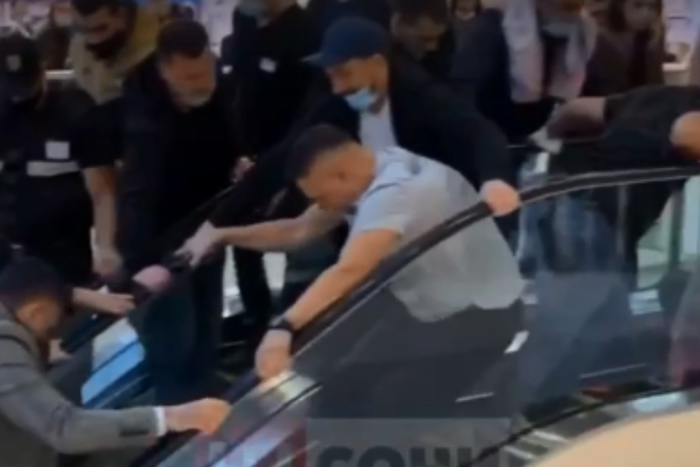 В Сочи ребенка затянуло в эскалатор в торговом центре