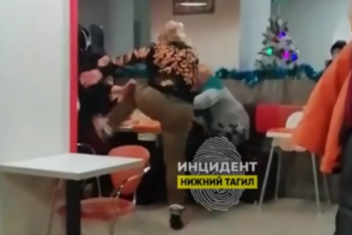 В кафе Нижнего Тагила пьяная пенсионерка пнула в живот беременную женщину