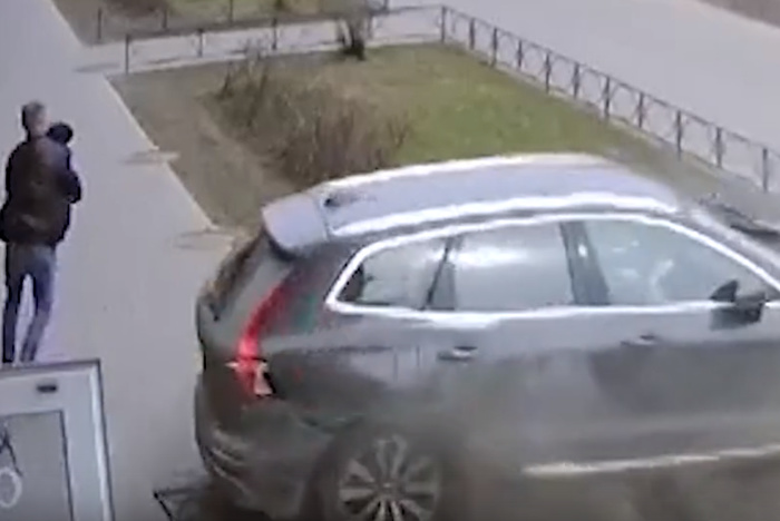 Мужчина вытащил ребёнка из-под колёс неуправляемой иномарки — видео