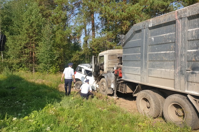 Под Екатеринбургом погиб водитель, влетев под грузовик