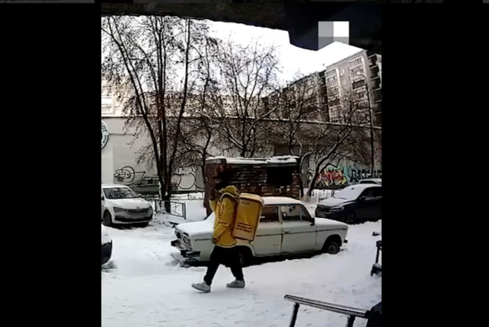 В Екатеринбурге у доставщика еды во время заказа угнали велосипед (ВИДЕО)