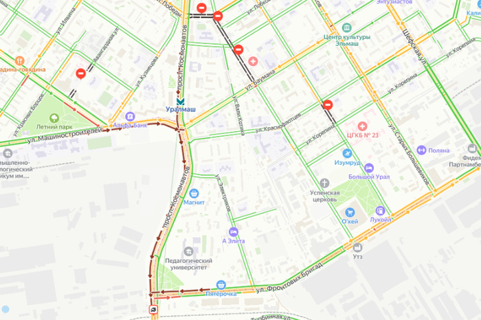 Жители Уралмаша не могут выехать в центр из-за глухой пробки