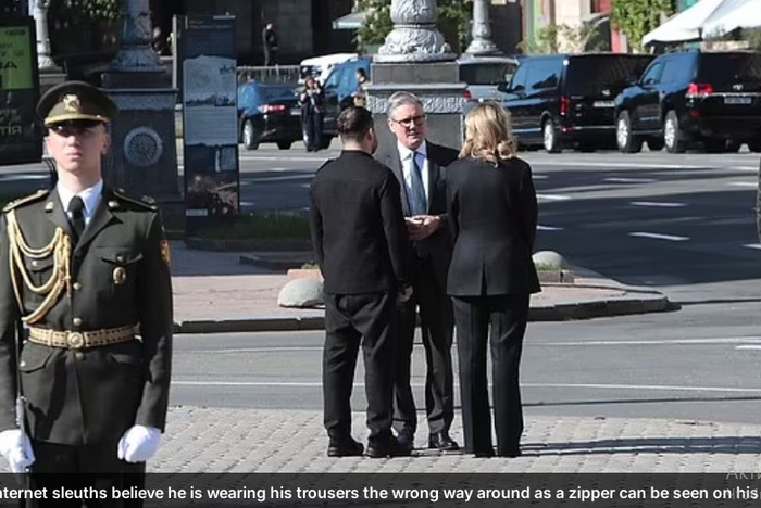 Британский таблоид высмеял брюки Зеленского за «ширинку сзади»