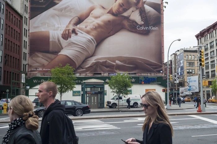 Депутаты решили запретить использование секса в рекламе