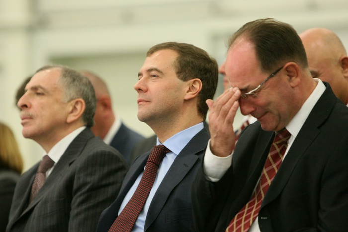 Медведев назвал непростым решение раздать пенсионерам по пять тысяч рублей