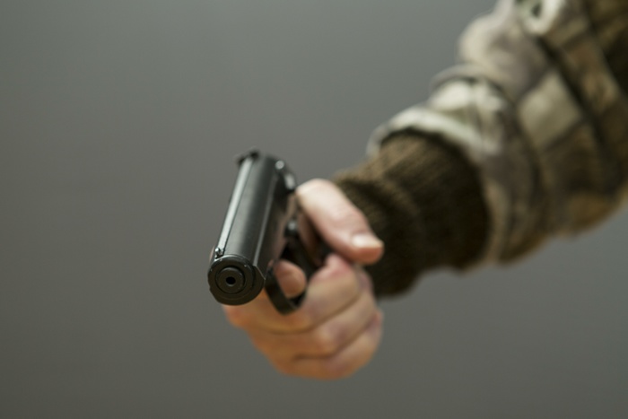 Экс-полицейского, пьяным выстрелившего в прохожего, судят на Урале