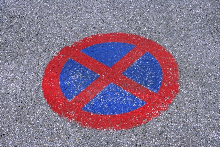 Сотрудники дипмиссии США на Гоголя продолжают парковаться на привычном месте