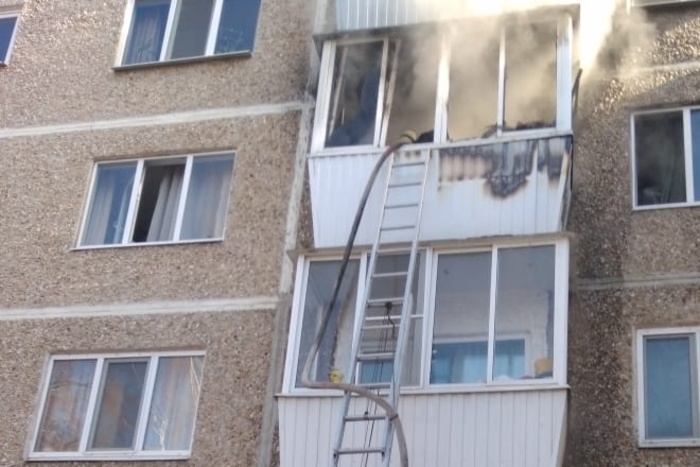 В Екатеринбурге в многоэтажке загорелась квартира, из дома эвакуировали 47 человек
