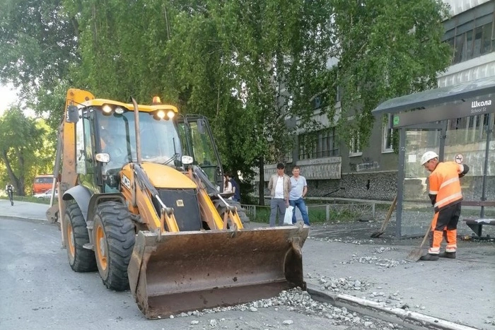 В Екатеринбурге гигантский фонтан воды с камнями побил стёкла в многоэтажке