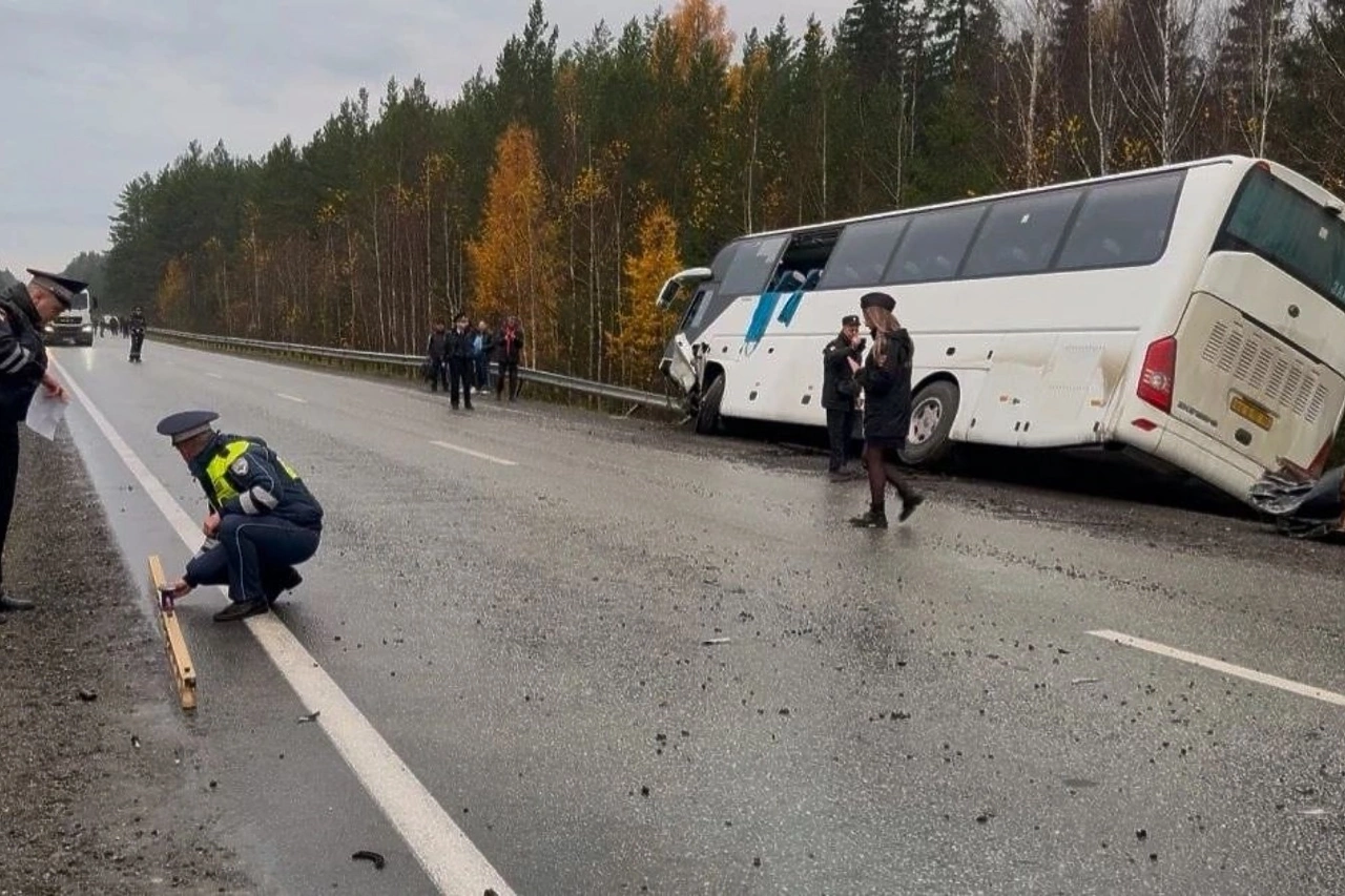 Смертельное ДТП с участием автобуса и легковушки произошло утром на свердловской трассе