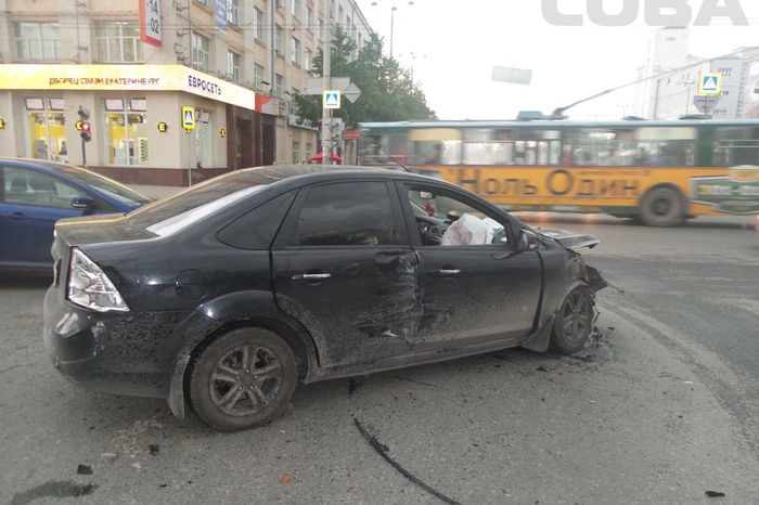 В центре Екатеринбурга нарушитель в час пик парализовал движение, устроив ДТП
