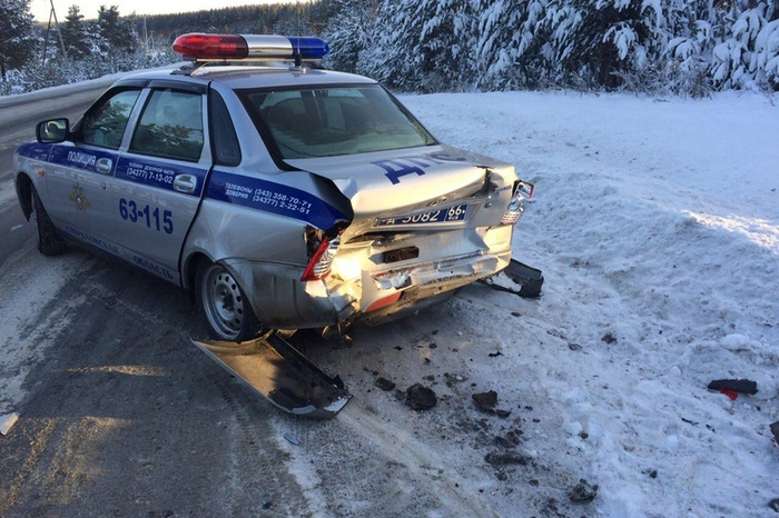 На трассе Екатеринбург — Тюмень автоледи протаранила машину ДПС
