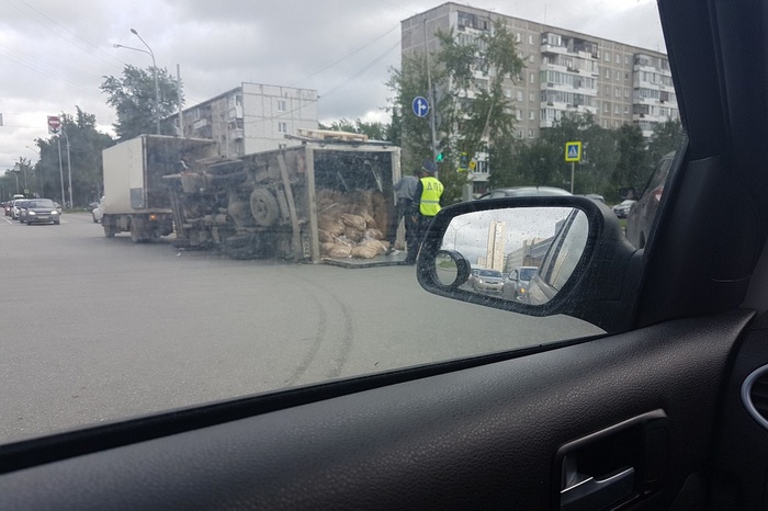 В Екатеринбурге перевернулась фура с персиками. Или картошкой