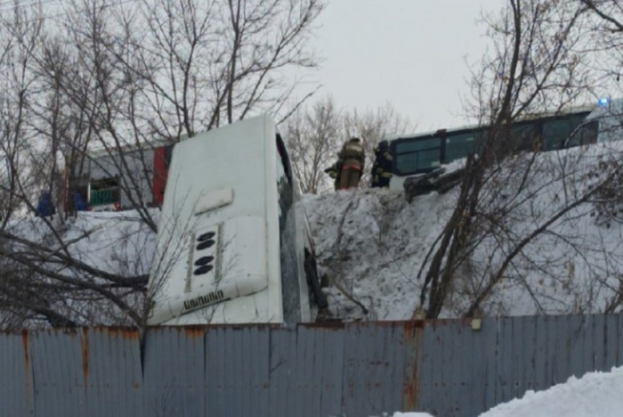 На Урале пассажирский автобус врезался в трактор и упал с моста