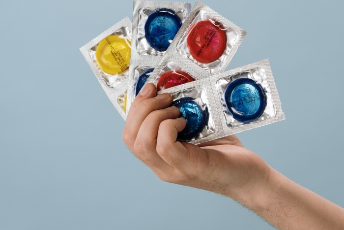 Россияне стали массово скупать презервативы