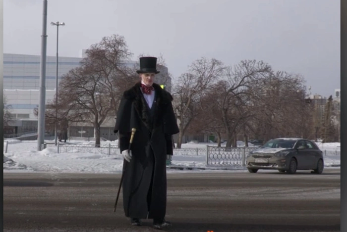 Стало известно, кто ходит по Екатеринбургу с тростью и в цилиндре