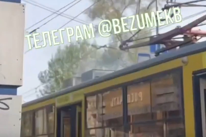 В Екатеринбурге на остановке задымился трамвай