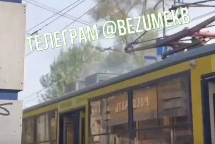 В Екатеринбурге на остановке задымился трамвай