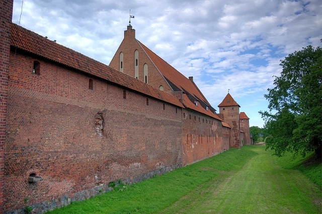 Поток уральских туристов в Европу снизился примерно на треть