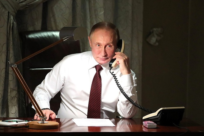 Песков рассказал, что у Путина нет мобильного телефона