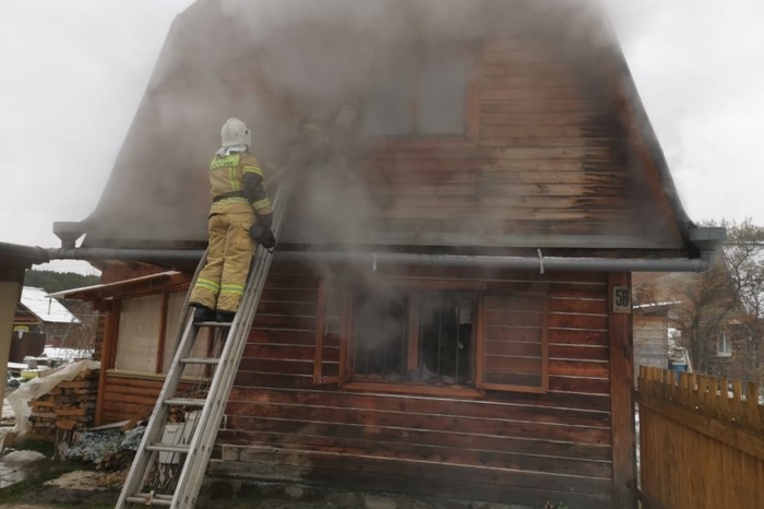 В Екатеринбурге при пожаре в доме погибли муж и жена