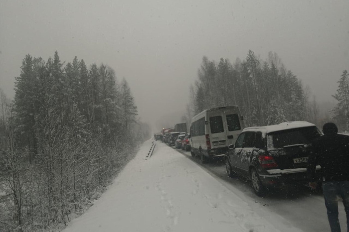 Водители не учли погодные условия: на Серовском тракте из-за нескольких ДТП образовался затор