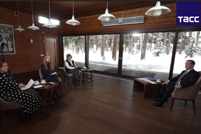 Медведев высказался о перспективах введения четырехдневной рабочей недели