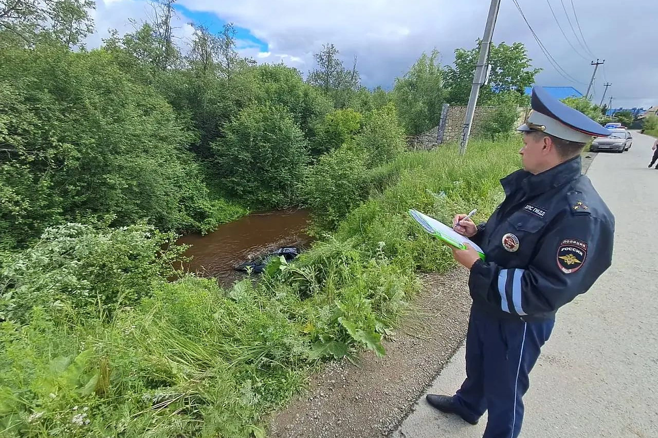 Около Сысерти погиб водитель, упав в машине в водоём