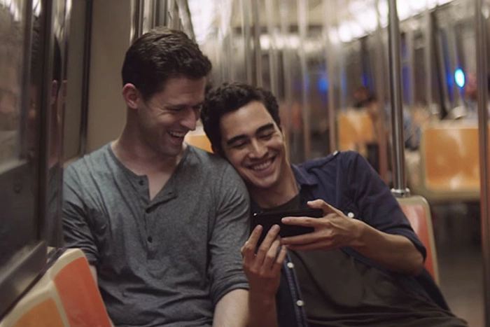 Apple использовала геев для рекламы нового iPhone