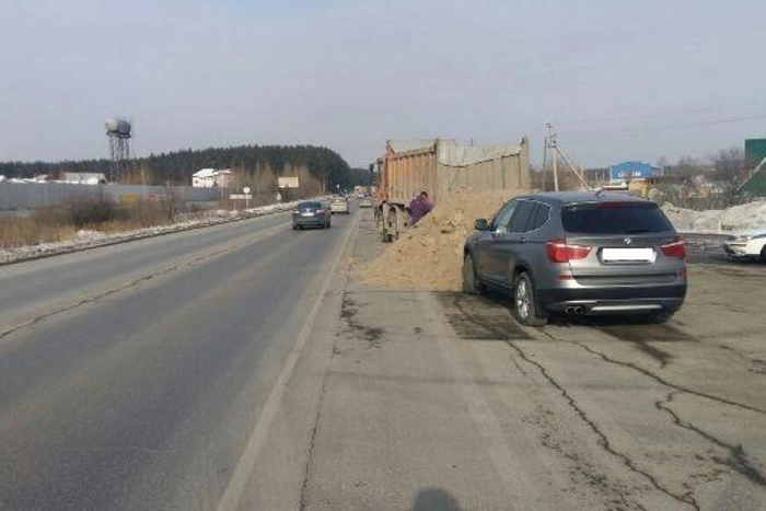 Водитель грузовика высыпал песок на дорогу, не желая платить штраф за перегруз