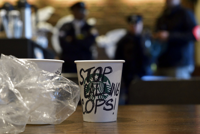 Starbucks на день закроет тысячи кофеен в США для инструктажа персонала