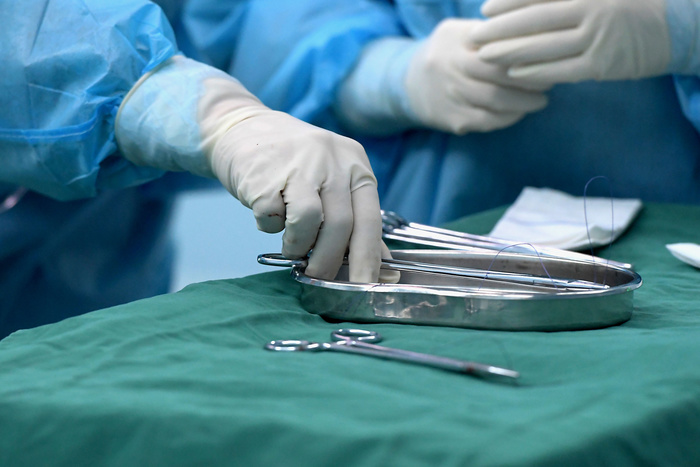 Больница, откуда хотели уволиться хирурги, отказалась раскрывать их зарплату