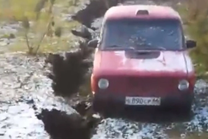 Разлом величиной около 300 метров: в свердловской деревне произошёл оползень — видео