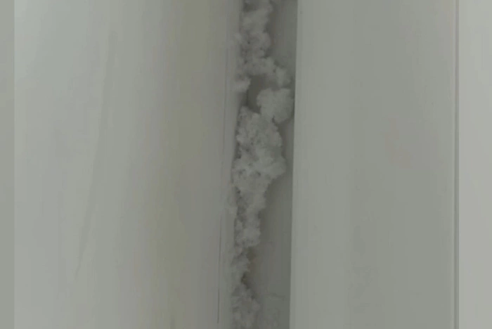 Екатеринбуржцы пожаловались на сосульки в своих квартирах