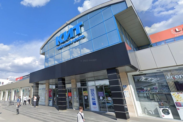 Екатеринбурженка упала около ТЦ, получив тяжелые травмы