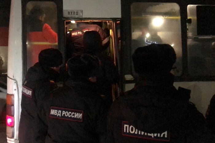 В центре Екатеринбурга силовики с автоматами задержали двоих мужчин