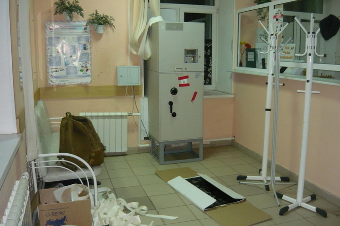 В Нижнем Тагиле полицейские задержали двоих мужчин за попытку взлома банкомата — фото