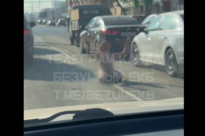 В Екатеринбурге абсолютно голая женщина регулирует движение на дороге