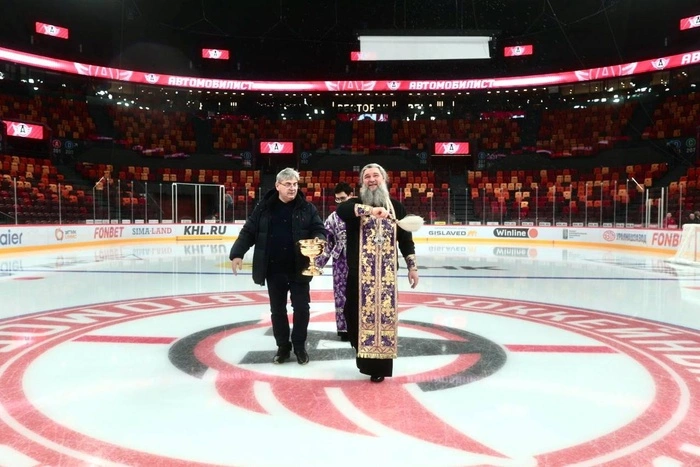 Митрополит Евгений Кульберг освятил «УГМК Арену»