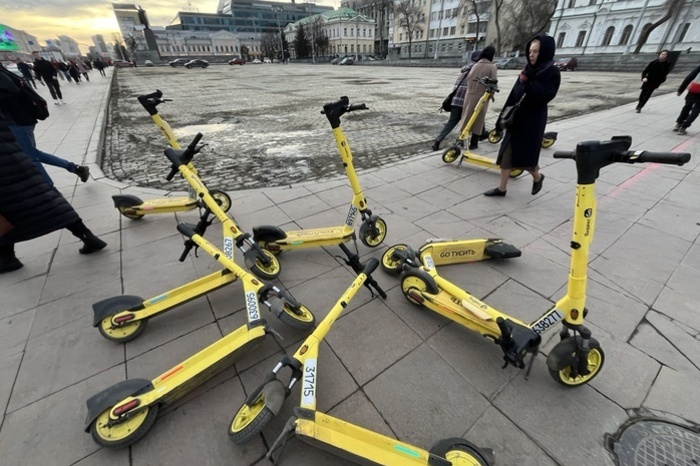 Медики спасли молодого екатеринбуржца, разбившегося на электросамокате