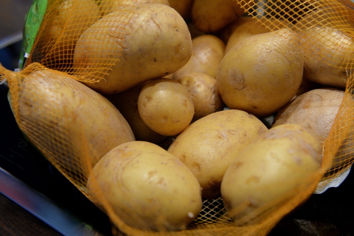Брошенная картофелина до инфаркта испугала жительницу Великобритании