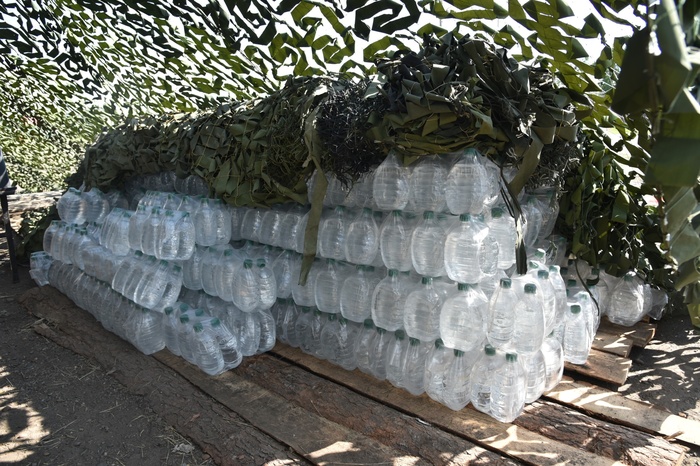 Военные очищают воду для питья для попавших в зону подтопления жителей Тулуна
