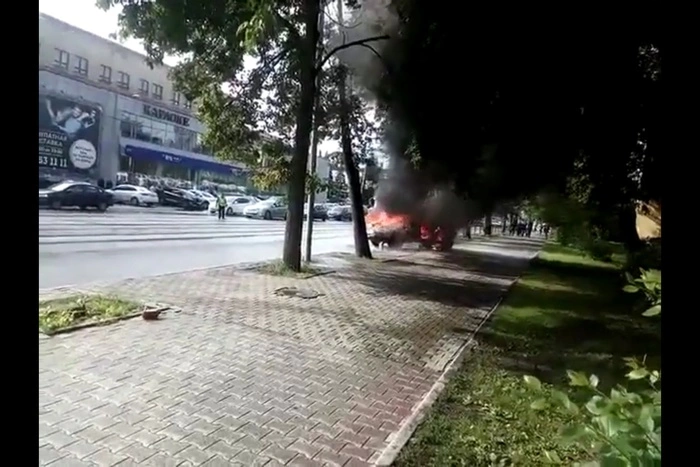 На Луначарского сгорел внедорожник