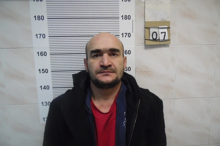 В Екатеринбурге местные жители задержали воров, которые стащили телефон из магазина и пытались бежать