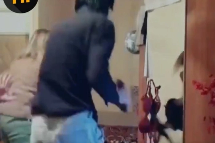 Тиктокер избил мать и бабушку в прямом эфире из-за просьбы убавить громкость музыки