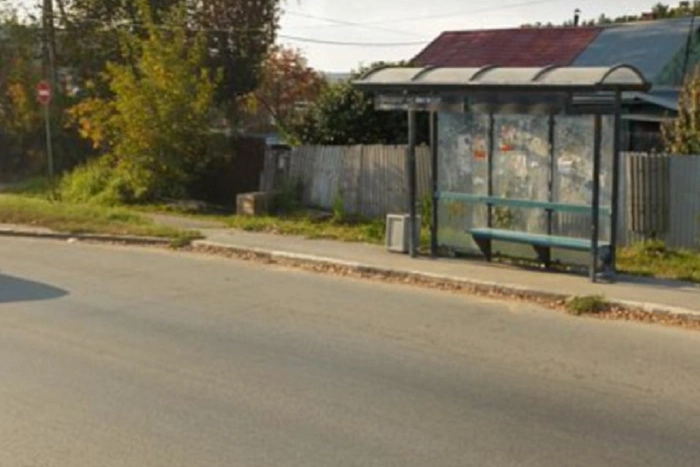 ТЮЗ теперь на Изоплите: в Екатеринбурге на место снесённых остановок ставят старые с других улиц